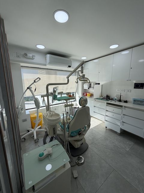 Box de atención dental de Clínica Pucalán, con sillón dental, lámpara y mobiliario clínico