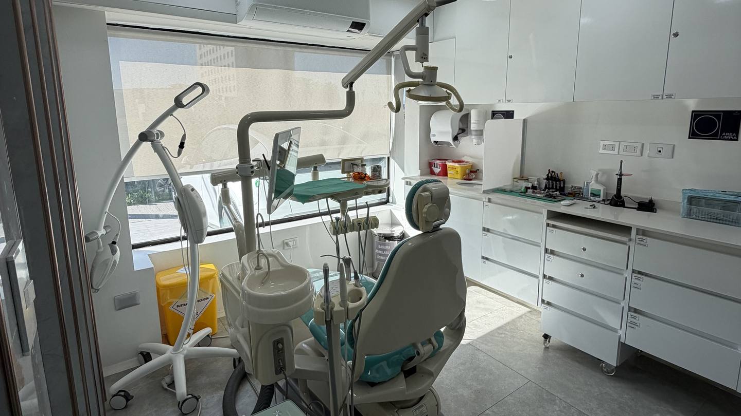 Box de atención dental de Clínica Pucalán con sillón, lámpara y mobiliario clínico