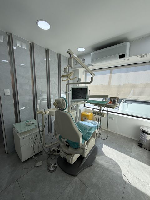 Sillón dental equipado en un box de Clínica Pucalán