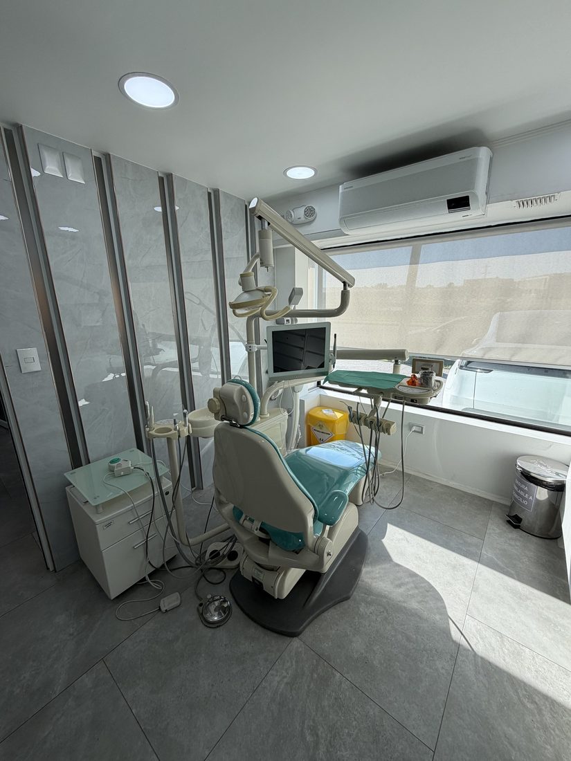 Vista de un box dental de Clínica Pucalán con sillón, lámpara de trabajo y muebles de instrumental