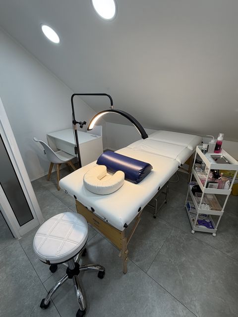 Box de estética con camilla, lámpara de aro y carro de insumos, usado para diseño de cejas y pestañas
