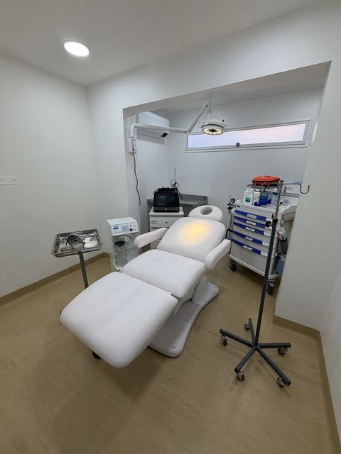 Sala de consulta de Clínica Pucalán, iluminada y de uso clínico