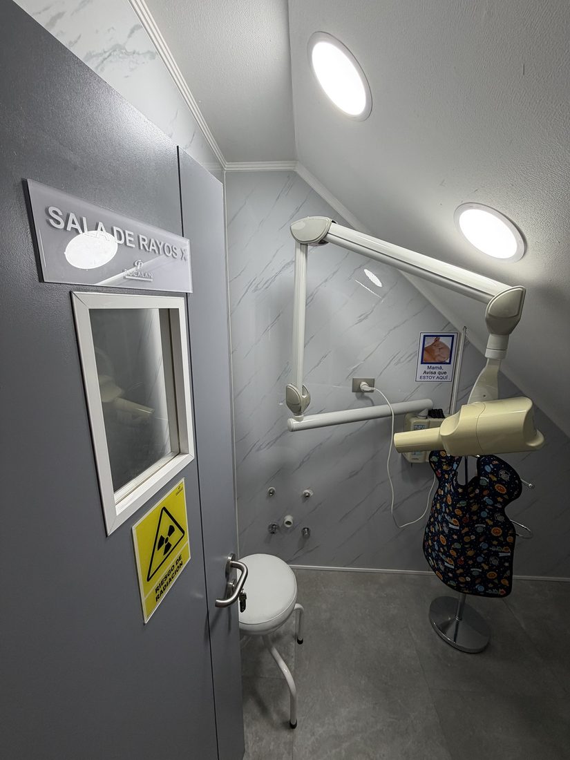 Puerta de la sala de rayos X, señalizada con su cartel y la advertencia de radiación